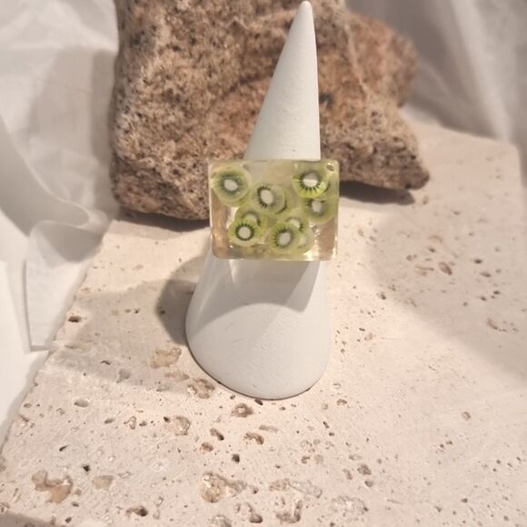 New URBAN OUTFITTERS Kiwi Acrylic Ring - Picture 2 of 8
